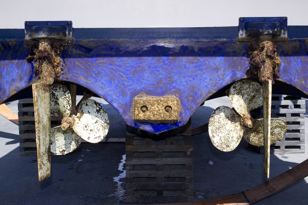 Popa de barco sucia, necesita pintura antifouling